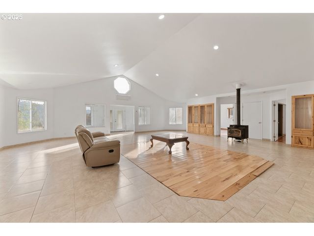 2150 BRIDGE Ln, Wolf Creek, OR 97497