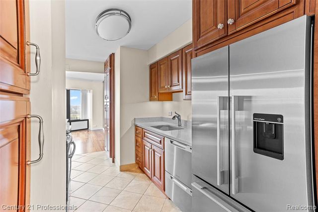 5000 Town Center 1704, Southfield, MI 48075