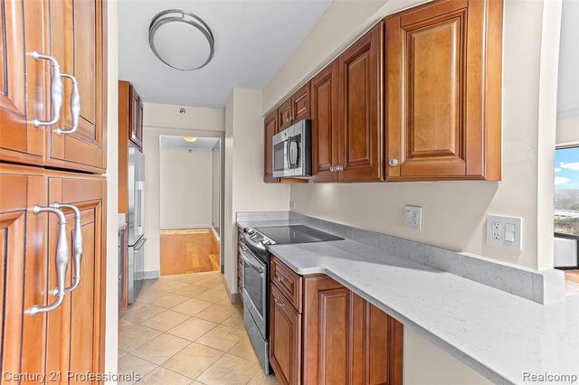 5000 Town Center 1704, Southfield, MI 48075