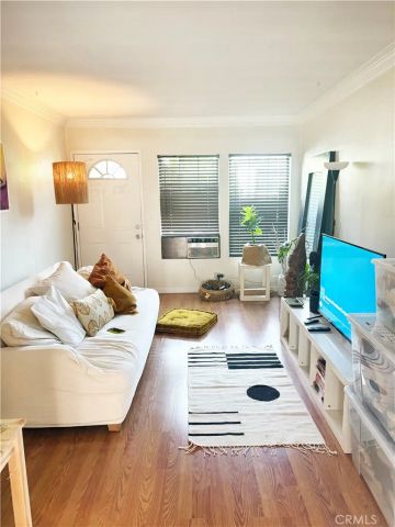 5527 Clybourn Avenue, North Hollywood, CA 91601