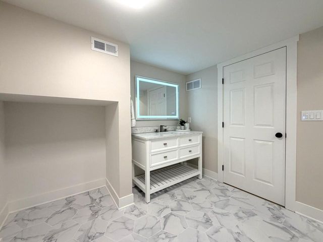 1028 Oakland AVENUE, Waukesha, WI 53186