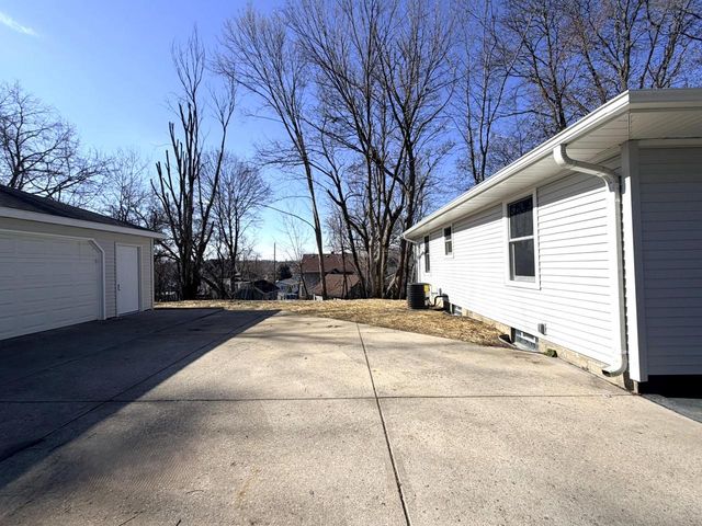 1028 Oakland AVENUE, Waukesha, WI 53186