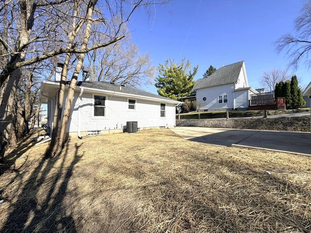 1028 Oakland AVENUE, Waukesha, WI 53186