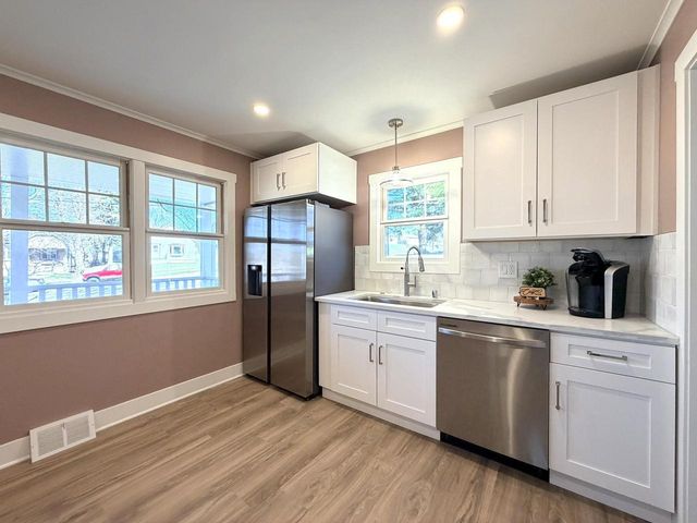 1028 Oakland AVENUE, Waukesha, WI 53186