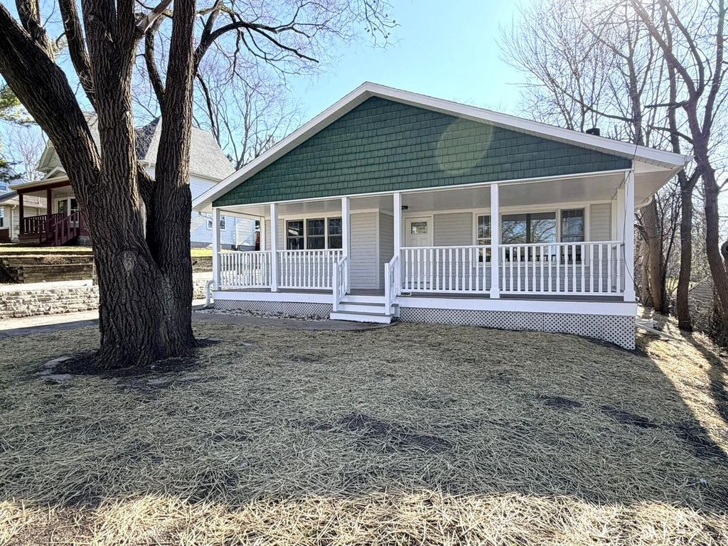 1028 Oakland AVENUE, Waukesha, WI 53186
