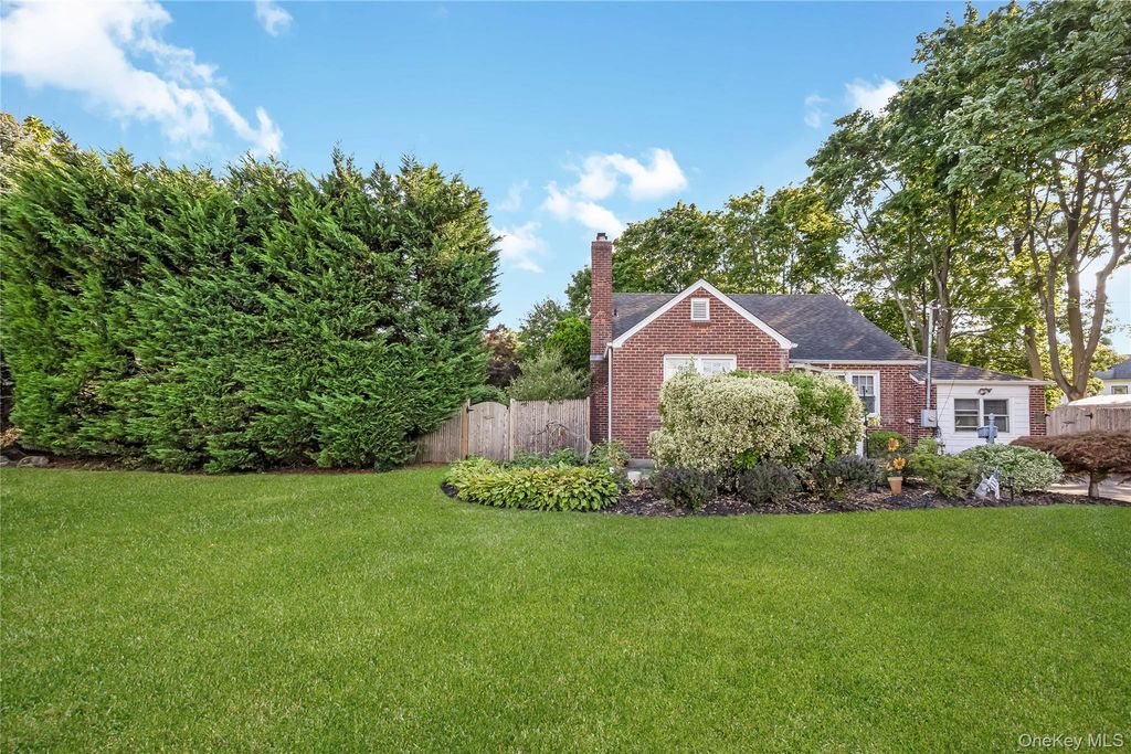 42 Spencer Street, Farmingdale, NY 11735 — photo 3