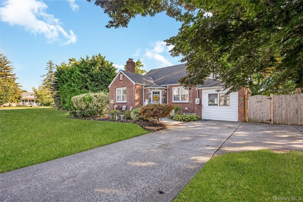 42 Spencer Street, Farmingdale, NY 11735 — photo 4