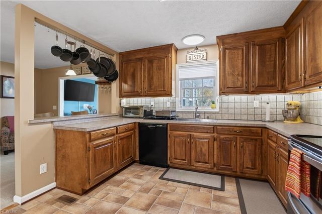 102 Kings Point AVE, Smithfield, VA 23430