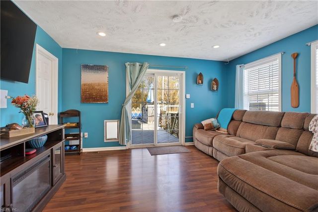 102 Kings Point AVE, Smithfield, VA 23430