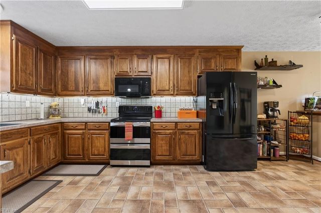 102 Kings Point AVE, Smithfield, VA 23430