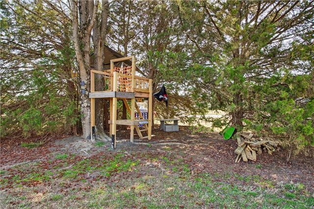 102 Kings Point AVE, Smithfield, VA 23430