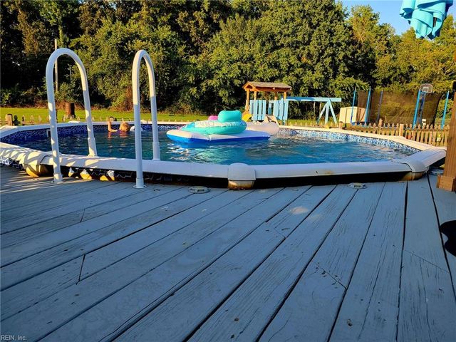 102 Kings Point AVE, Smithfield, VA 23430