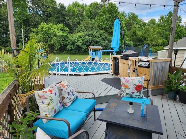 102 Kings Point AVE, Smithfield, VA 23430