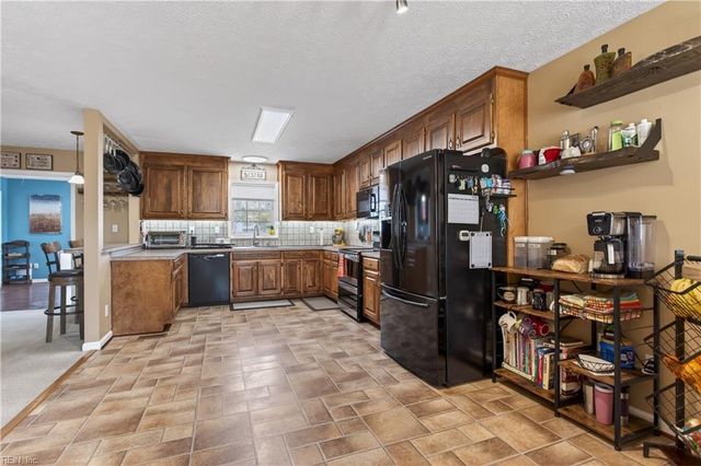 102 Kings Point AVE, Smithfield, VA 23430