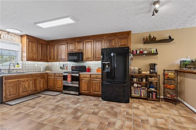 102 Kings Point AVE, Smithfield, VA 23430