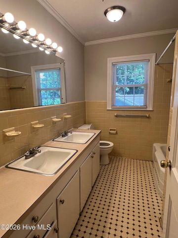 901 SE Greenville Boulevard, Greenville, NC 27858