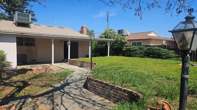 92 W Gettysburg Avenue, Clovis, CA 93612