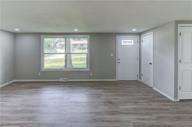 8717 Old Stagecoach Road, Kansas City, MO 64154