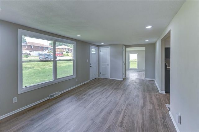8717 Old Stagecoach Road, Kansas City, MO 64154