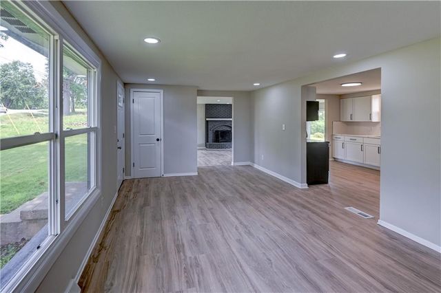 8717 Old Stagecoach Road, Kansas City, MO 64154