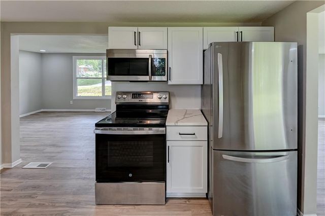 8717 Old Stagecoach Road, Kansas City, MO 64154