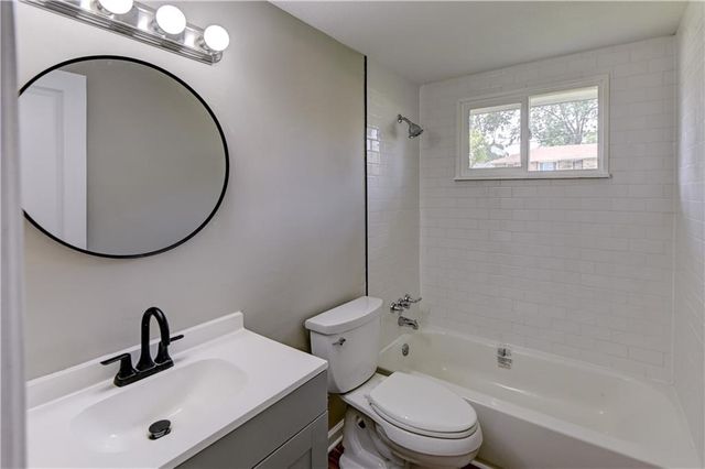 8717 Old Stagecoach Road, Kansas City, MO 64154