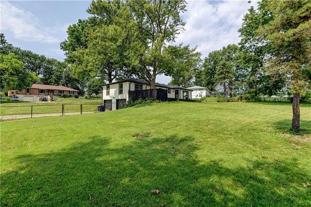 8717 Old Stagecoach Road, Kansas City, MO 64154