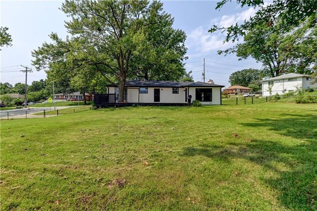 8717 Old Stagecoach Road, Kansas City, MO 64154
