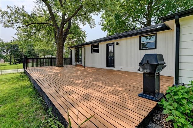 8717 Old Stagecoach Road, Kansas City, MO 64154