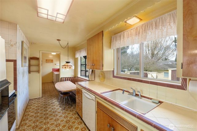 10702 39th Avenue SW, Seattle, WA 98146