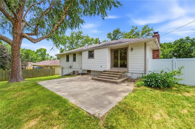 305 SW Marion Lane, Lee's Summit, MO 64081