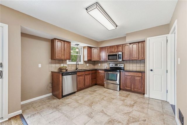 305 SW Marion Lane, Lee's Summit, MO 64081