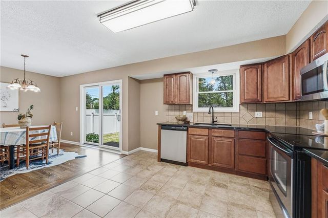 305 SW Marion Lane, Lee's Summit, MO 64081