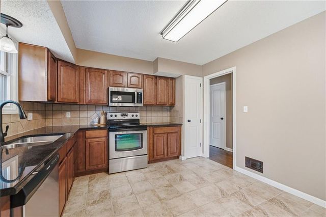 305 SW Marion Lane, Lee's Summit, MO 64081