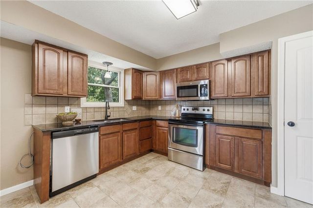 305 SW Marion Lane, Lee's Summit, MO 64081