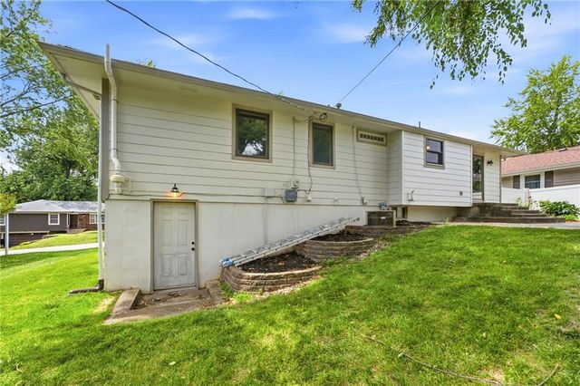 305 SW Marion Lane, Lee's Summit, MO 64081