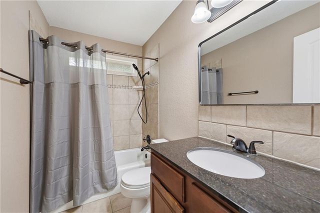 305 SW Marion Lane, Lee's Summit, MO 64081