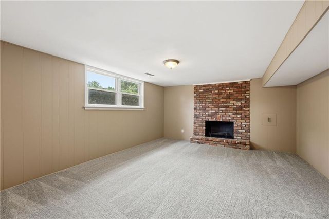 305 SW Marion Lane, Lee's Summit, MO 64081