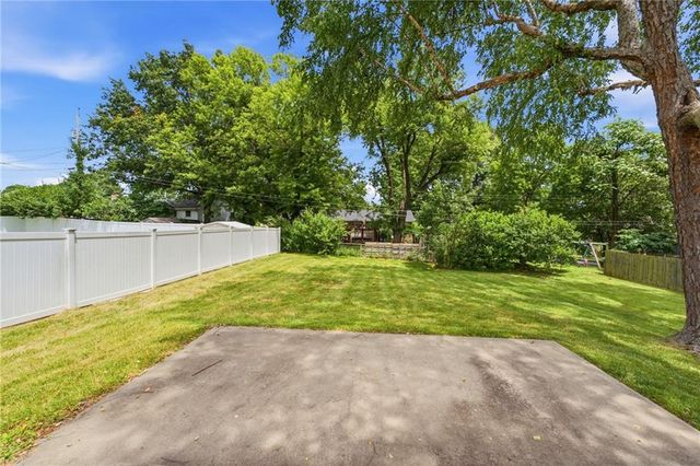 305 SW Marion Lane, Lee's Summit, MO 64081