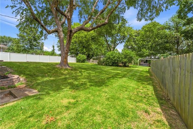 305 SW Marion Lane, Lee's Summit, MO 64081