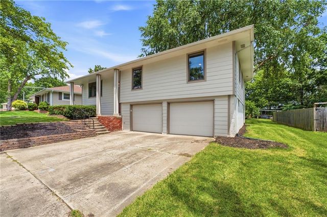 305 SW Marion Lane, Lee's Summit, MO 64081