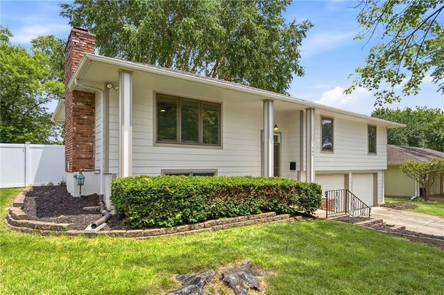 305 SW Marion Lane, Lee's Summit, MO 64081