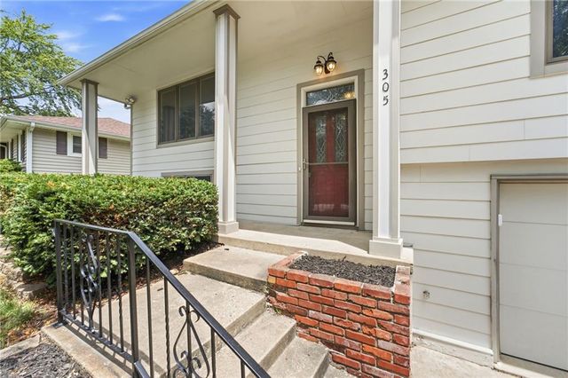 305 SW Marion Lane, Lee's Summit, MO 64081