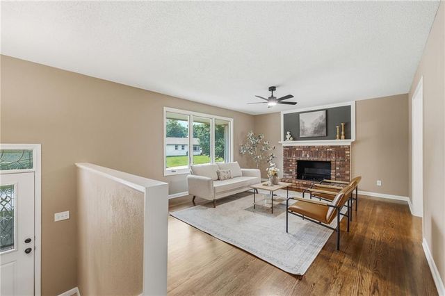 305 SW Marion Lane, Lee's Summit, MO 64081