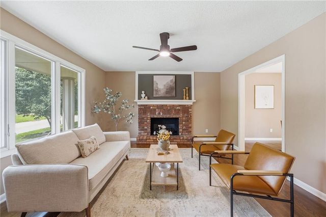 305 SW Marion Lane, Lee's Summit, MO 64081