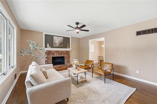 305 SW Marion Lane, Lee's Summit, MO 64081