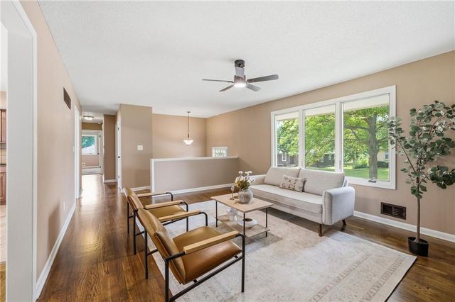 305 SW Marion Lane, Lee's Summit, MO 64081