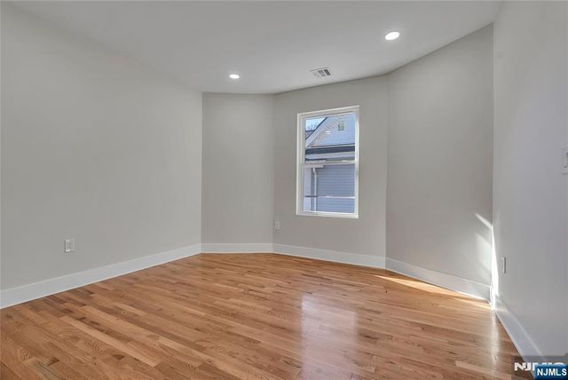 249 Hillside, Leonia, NJ 07605