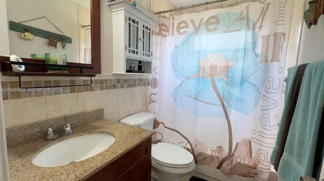 7002 NW 95th Ave, Tamarac, FL 33321