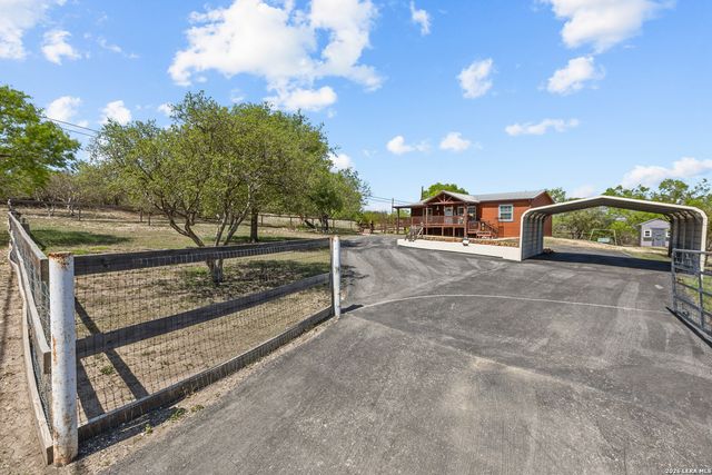 960 County Road 4511, Hondo, TX 78861